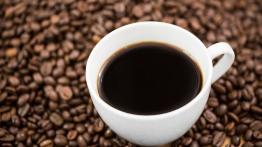 O aumento do preço do café em 2024 é resultado de uma série de fatores climáticos que estão afetando as principais regiões produtoras do Brasil