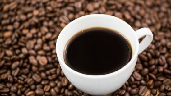 O aumento do preço do café em 2024 é resultado de uma série de fatores climáticos que estão afetando as principais regiões produtoras do Brasil