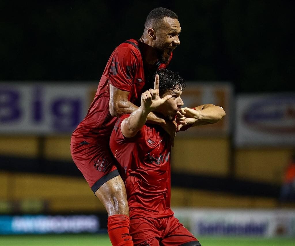 Gustavo Coutinho e Barletta comemoram gol. Sport: Divulgação