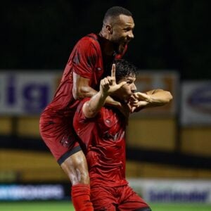 Gustavo Coutinho e Barletta comemoram gol. Sport: Divulgação