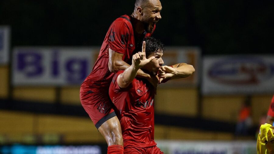 Gustavo Coutinho e Barletta comemoram gol. Sport: Divulgação