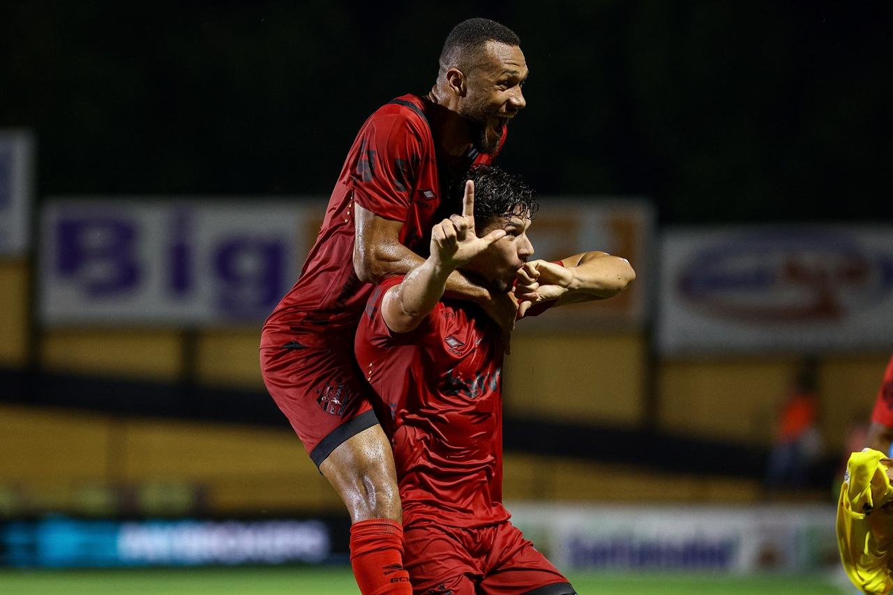 Gustavo Coutinho e Barletta comemoram gol. Sport: Divulgação