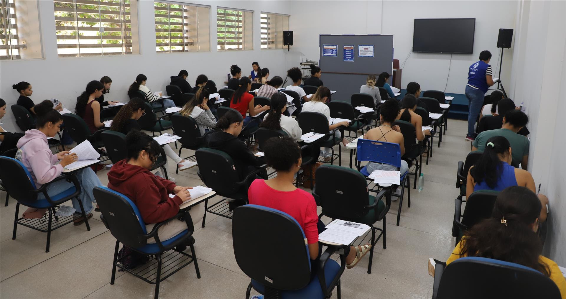 São mais de mil vagas disponíveis e as inscrições terminam nesta terça-feira (08)