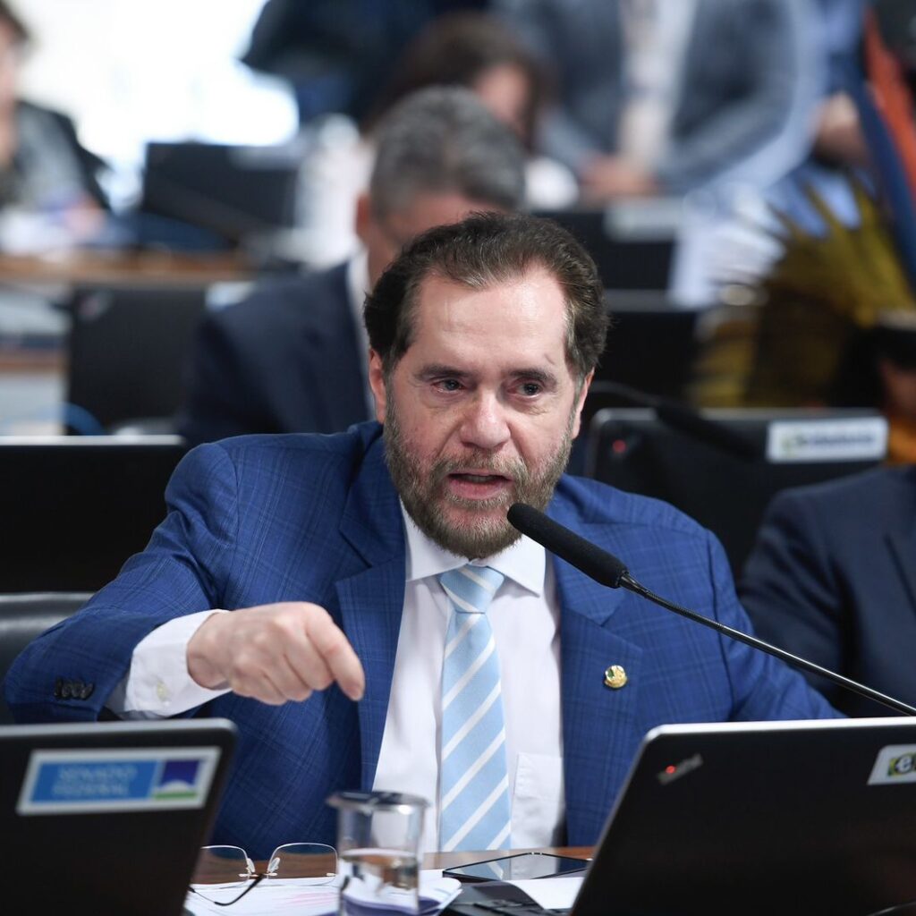 Senador Plínio Valério comemorou a aprovação da PEC que limita decisões do STF