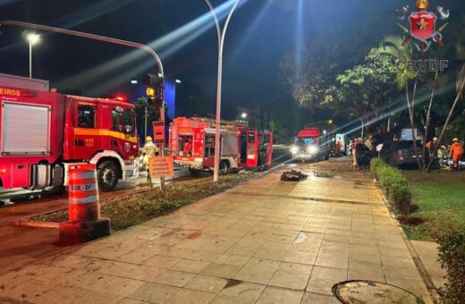 Dois passageiros ficam feridos após colisão de carro contra árvore no DF