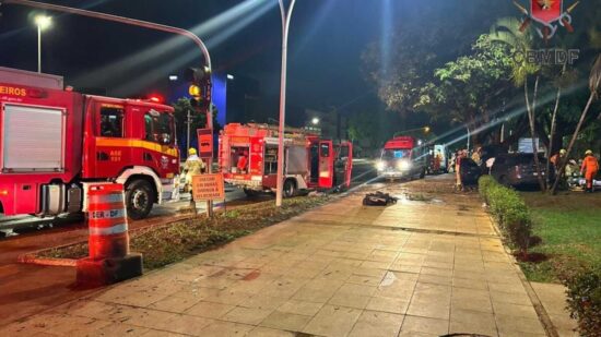 Dois passageiros ficam feridos após colisão de carro contra árvore no DF