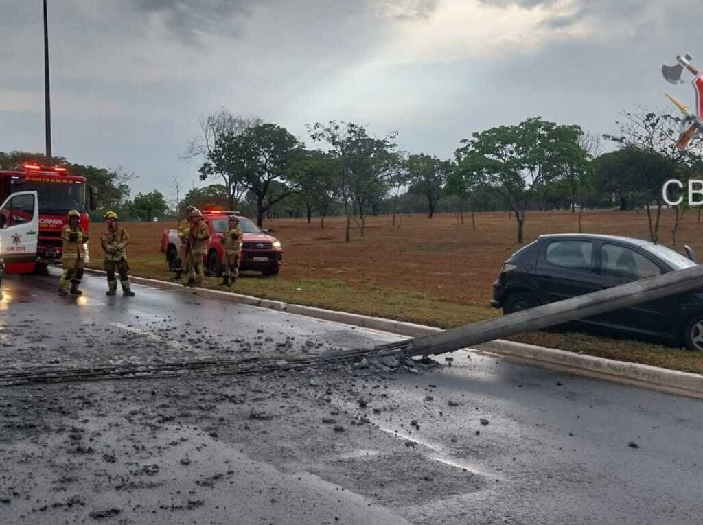 Após batida, poste de iluminação cai e interrompe trânsito em via do DF