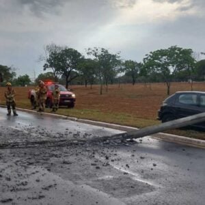 Após batida, poste de iluminação cai e interrompe trânsito em via do DF