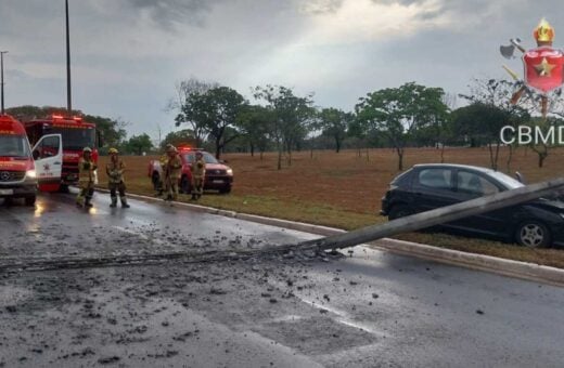 Após batida, poste de iluminação cai e interrompe trânsito em via do DF