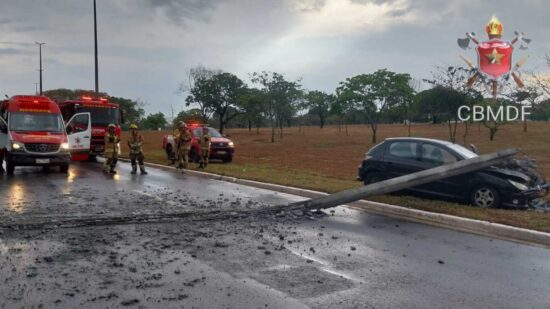 Após batida, poste de iluminação cai e interrompe trânsito em via do DF