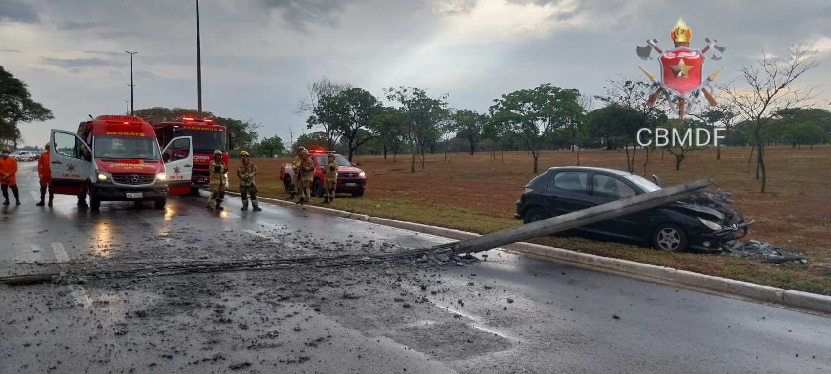 Após batida, poste de iluminação cai e interrompe trânsito em via do DF