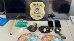 Polícia apreendeu porções de crack, maconha e dinheiro em espécie - Foto: Divulgação/PCTO