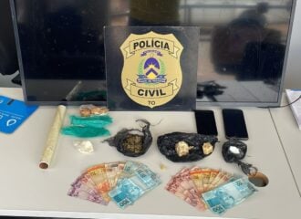 Polícia apreendeu porções de crack, maconha e dinheiro em espécie - Foto: Divulgação/PCTO