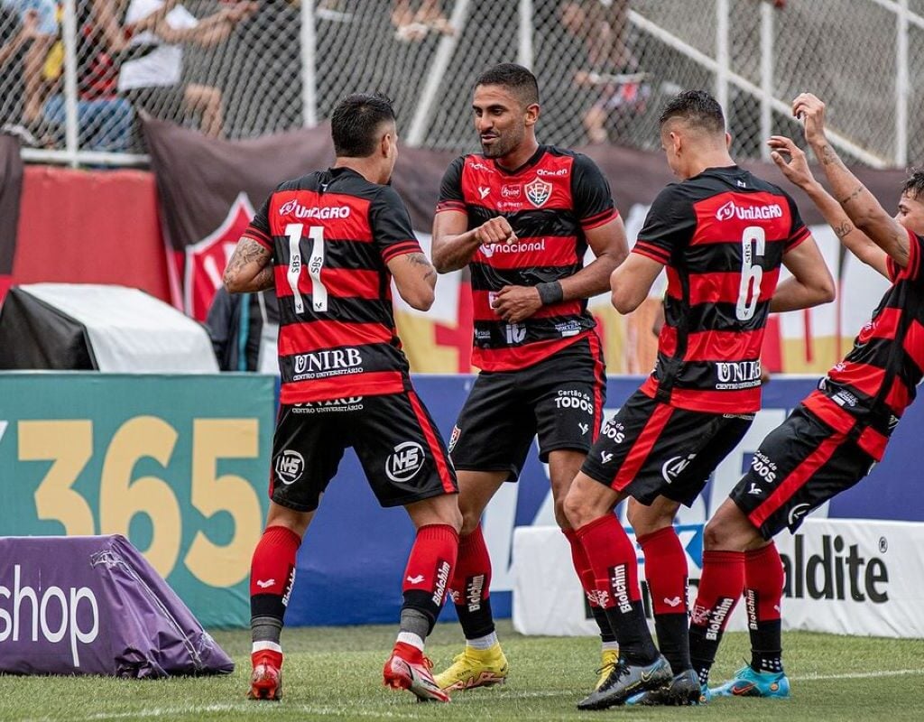 Red Bull Bragantino enfrenta Vitória neste sábado.