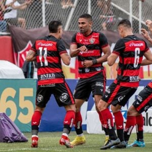 Red Bull Bragantino enfrenta Vitória neste sábado.