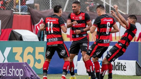 Red Bull Bragantino enfrenta Vitória neste sábado.