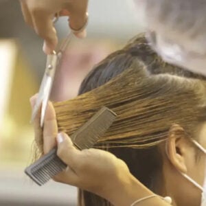 Salão de beleza do DF é condenado por piolho de cliente após aplicação de mega hair