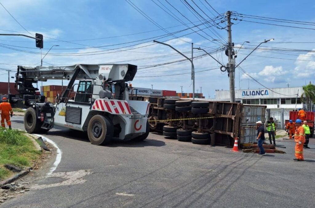 Uma carreta tombou na zona sul de Manaus. Foto: Reprodução X