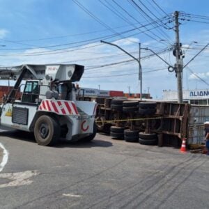 Uma carreta tombou na zona sul de Manaus. Foto: Reprodução X