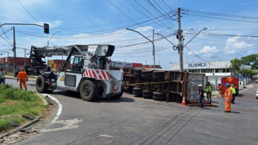 Uma carreta tombou na zona sul de Manaus. Foto: Reprodução X