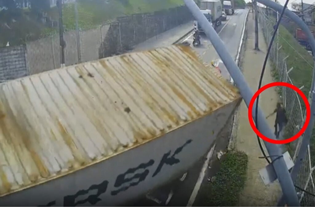 Vídeo mostra momento em que carreta tomba no Porto Chibatão em Manaus. Foto: Reprodução