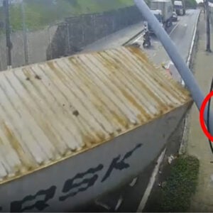 Vídeo mostra momento em que carreta tomba no Porto Chibatão em Manaus. Foto: Reprodução