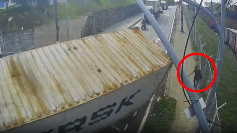 Vídeo mostra momento em que carreta tomba no Porto Chibatão em Manaus. Foto: Reprodução