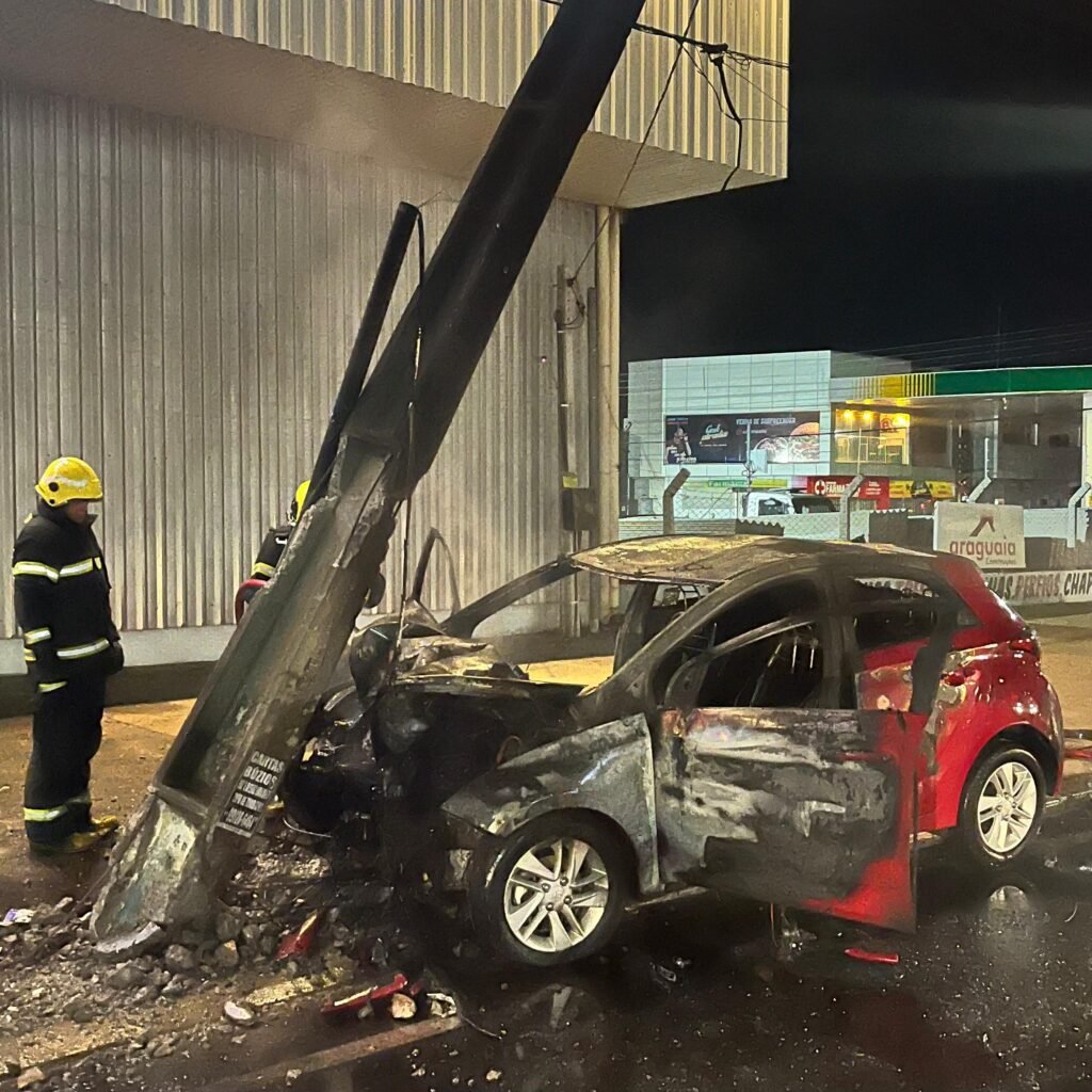 A frente do carro ficou destruída após as chamas - Foto: Ascom/Bombeiros