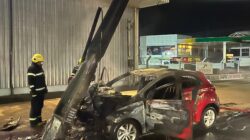 A frente do carro ficou destruída após as chamas - Foto: Ascom/Bombeiros