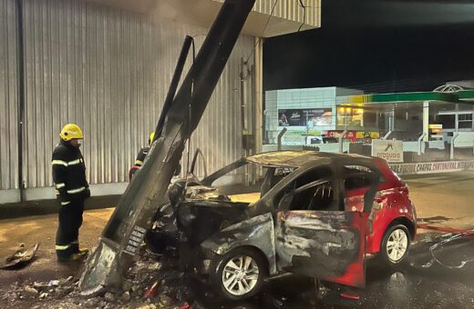 A frente do carro ficou destruída após as chamas - Foto: Ascom/Bombeiros