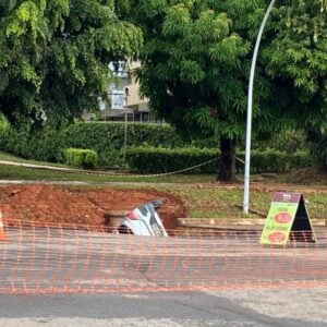 Asfalto cede e carro é engolido por cratera em Brasília.