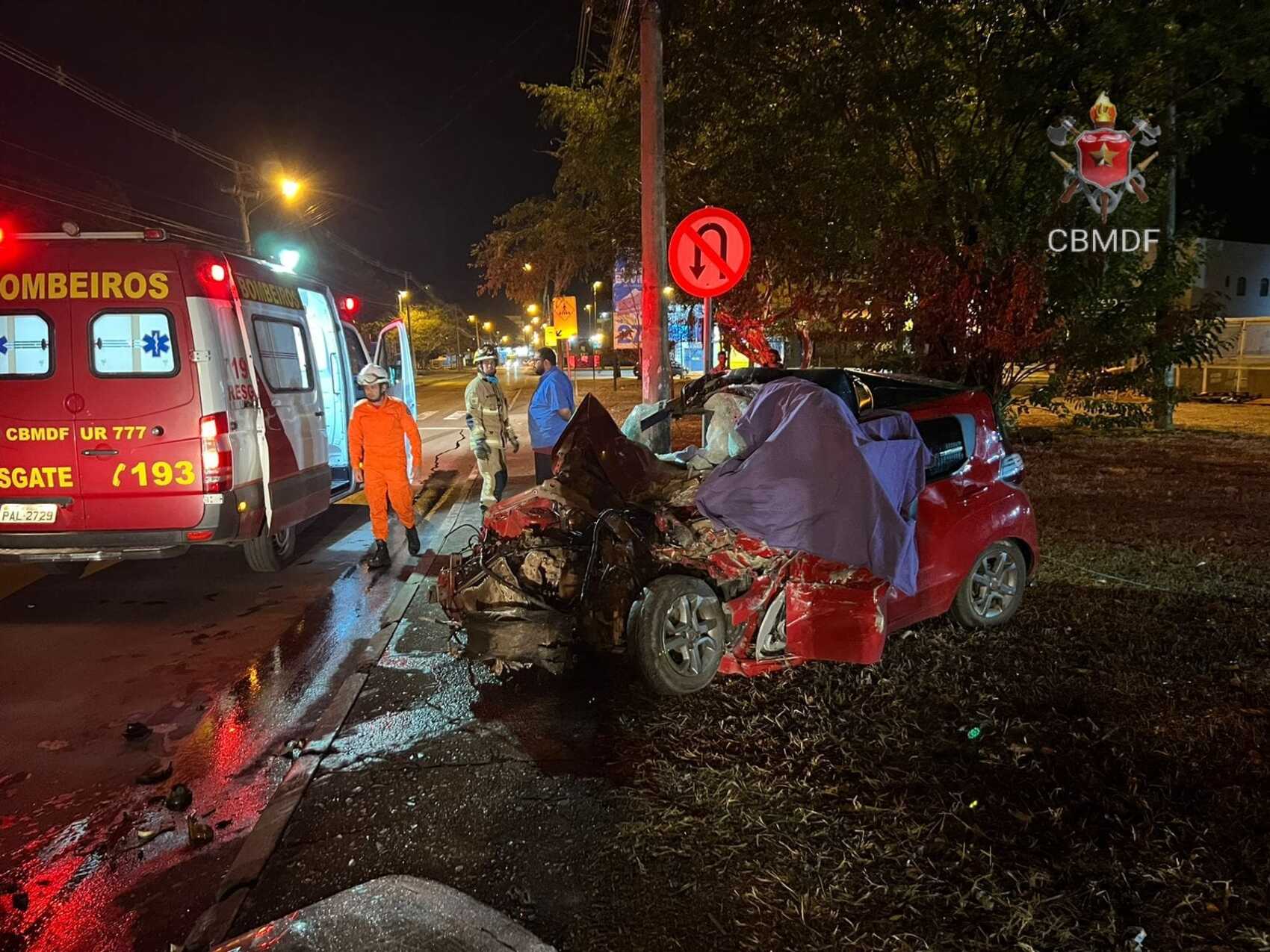 Duas pessoas morrem após colisão frontal entre carro e ônibus no DF