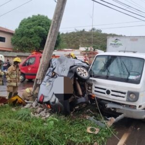 Colisão entre e carro e caminhão no DF deixa vítima em estado grave