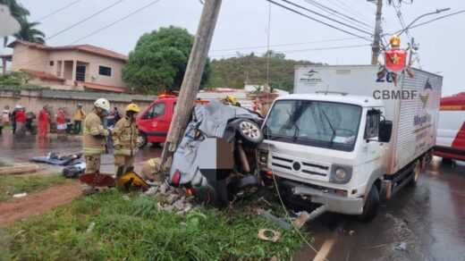 Colisão entre e carro e caminhão no DF deixa vítima em estado grave