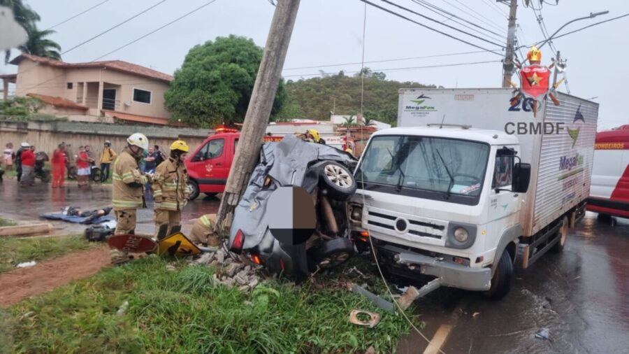 Colisão entre e carro e caminhão no DF deixa vítima em estado grave