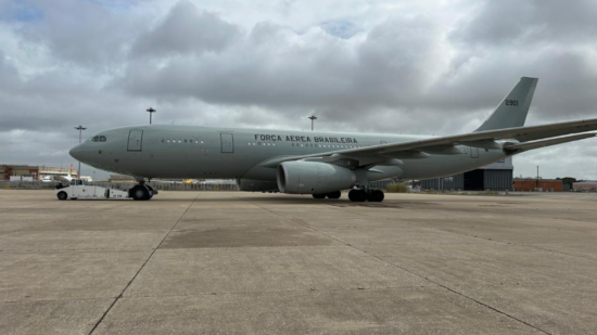 Aeronave do Governo Federal está em Lisboa aguardando autorização para seguir para repatriar brasieiros no Líbano. Foto: FAB / Divulgação