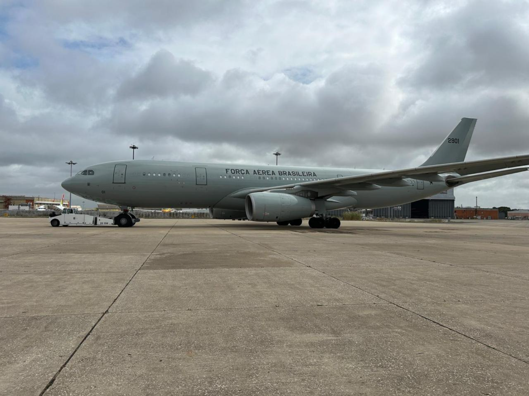 Aeronave do Governo Federal está em Lisboa aguardando autorização para seguir para repatriar brasieiros no Líbano. Foto: FAB / Divulgação