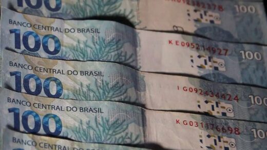 Imagem mostra notas de 100 reais