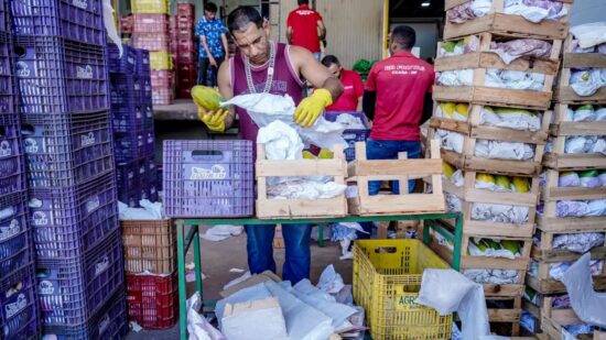 CCJ do Senado aprovou um projeto para reduzir o desperdício de alimentos; Supermercados terão redução de impostos.