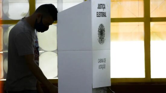 O período de votação se encerra às 17h deste domingo (6) - Foto: Marcelo Camargo/Agência Brasil