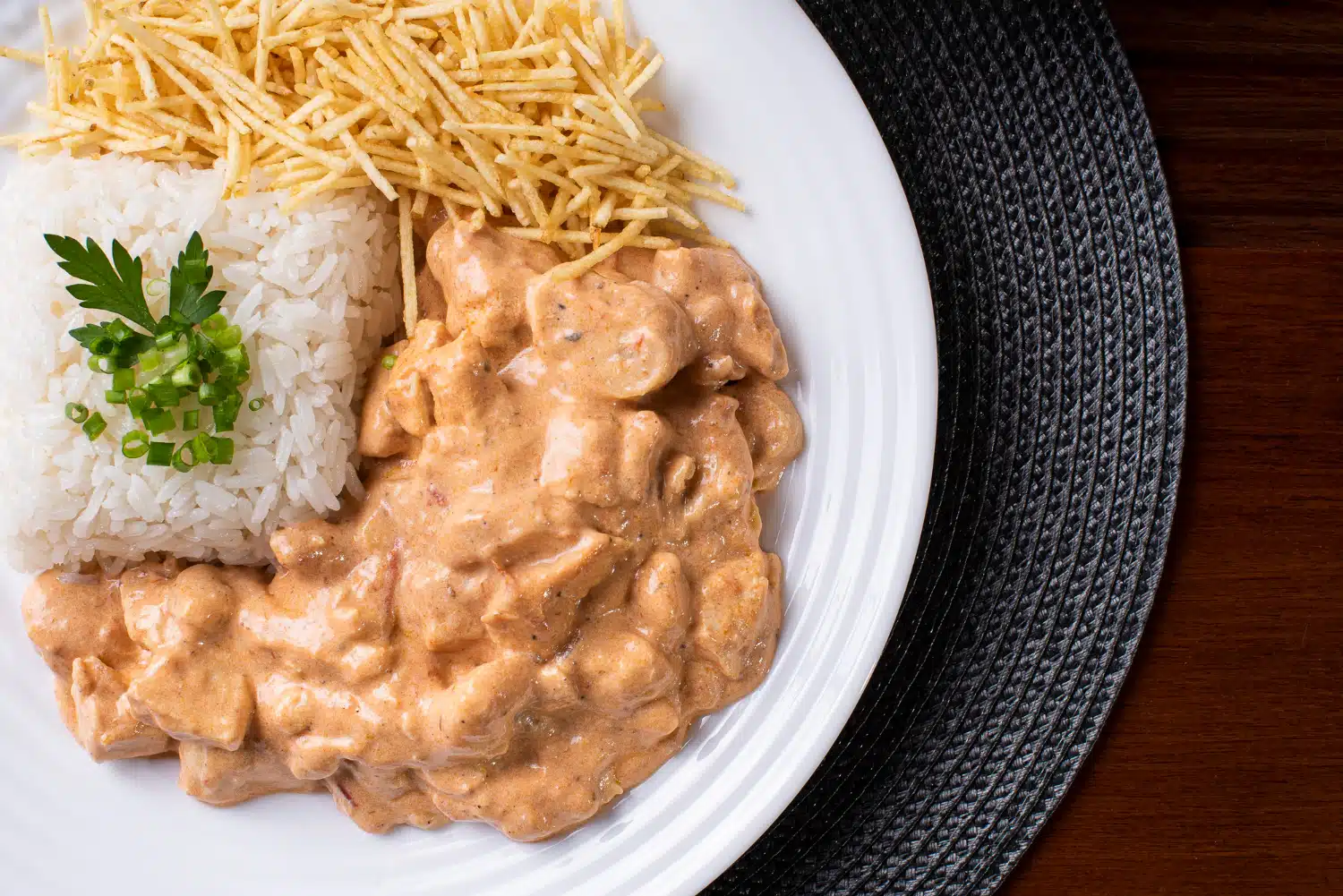 Independente da versão escolhida, as receitas de estrogonofe têm o poder de tornar qualquer refeição em um momento especial