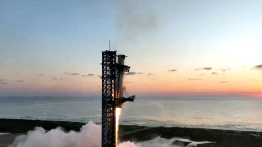 A SpaceX conseguiu estacionar parte do maior foguete do mundo de volta na plataforma de lançamento - Foto: Reprodução/SpaceX