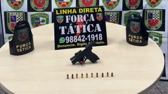 Homem preso suspeito de ameaçar com arma funcionários de empresa de internet em Manaus. Foto: Divulgação PM-AM