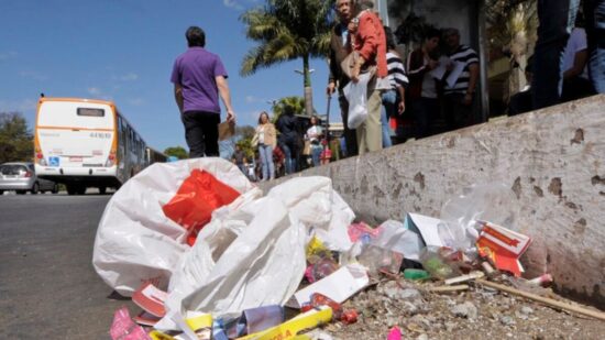 Proposta torna infração grave jogar lixo para fora do carro. Foto: Edilson Rodrigues/Agência Senado