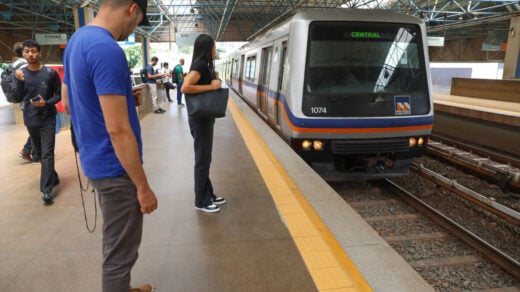 Passageiros do Metrô-DF empurram vagão para ajudar homem que prendeu perna em vão