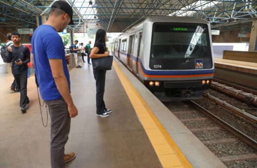 Passageiros do Metrô-DF empurram vagão para ajudar homem que prendeu perna em vão