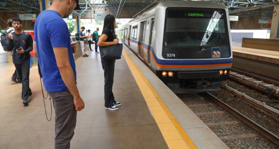 Passageiros do Metrô-DF empurram vagão para ajudar homem que prendeu perna em vão