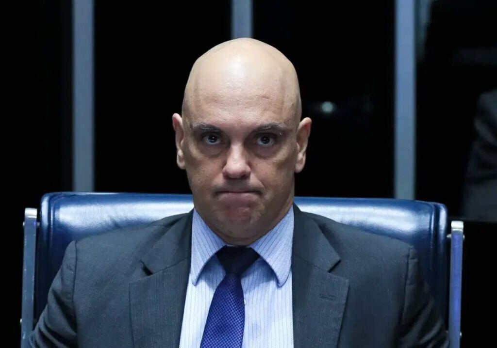 Moraes interrompe análise e leva caso a julgamento presencial