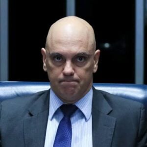 Moraes interrompe análise e leva caso a julgamento presencial