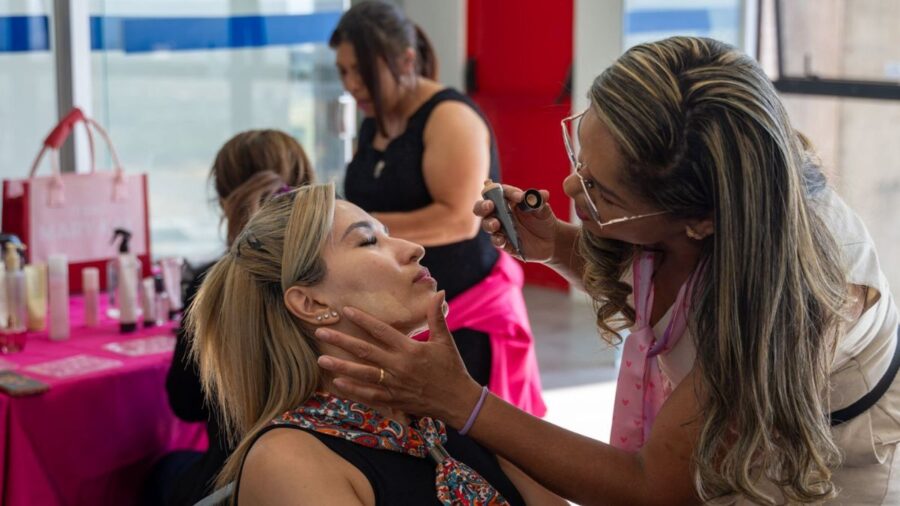 A programação em homenagem ao Dia do Servidor Público inclui um Dia da Beleza, com sessões de limpeza de pele e maquiagem - Fotos: Divulgação/Seec-DF